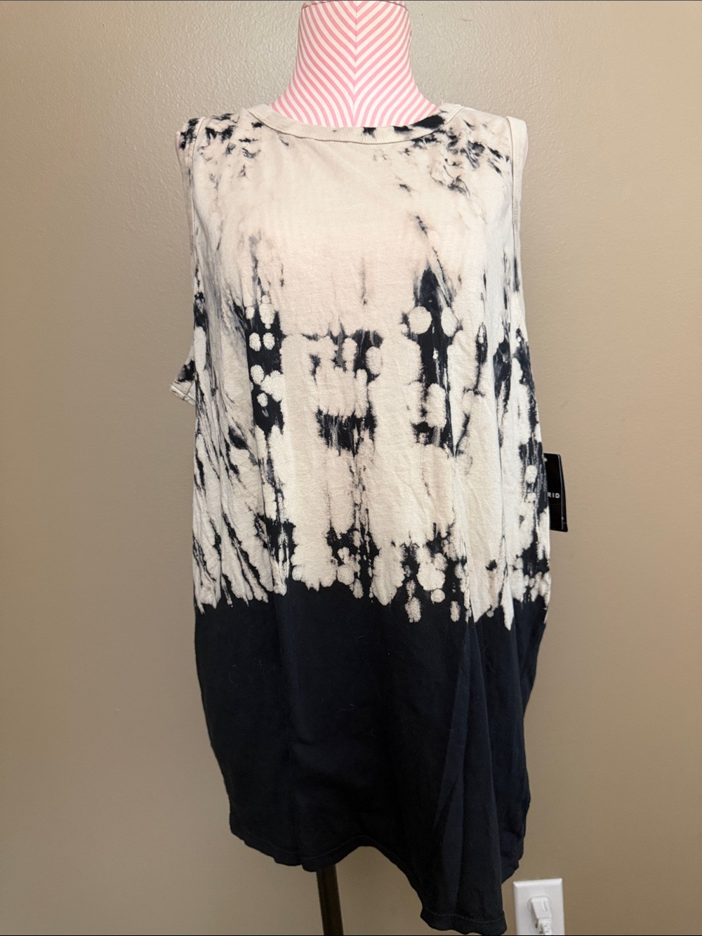 NWT Torrid Black and White Tie-Dye Sleeveless Tank with sexy sunrise back cutout